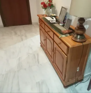 Cómoda de madera con cajones y puertas