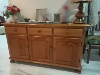 Cómoda de madera con cajones y puertas