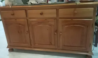 Cómoda de madera con cajones y puertas