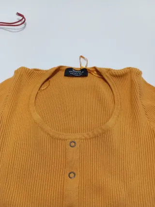 Camiseta Bershka manga larga mostaza