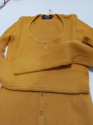 Camiseta Bershka manga larga mostaza