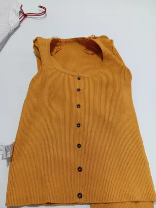 Camiseta Bershka manga larga mostaza