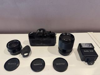 Cámara Yashica FX3 con 3 objetivos