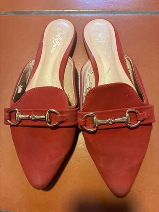 Mocasines destalonados ante rojos