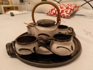 Set da tè in ceramica e legno