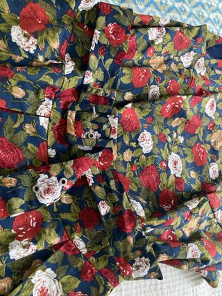 Vestido floral fondo azul marino, flores granate