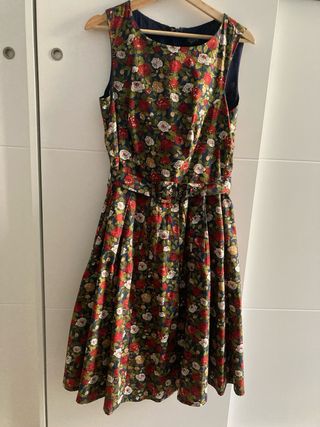 Vestido floral fondo azul marino, flores granate