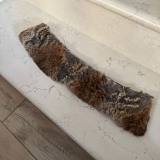 Collo di pelliccia marrone e grigio