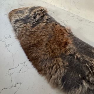 Collo di pelliccia marrone e grigio