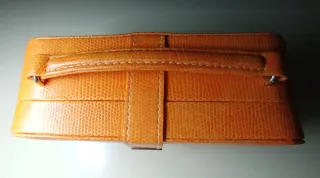 Estuche joyero con cierre metálico.