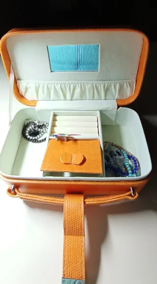 Estuche joyero con cierre metálico.