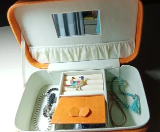 Estuche joyero con cierre metálico.