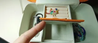 Estuche joyero con cierre metálico.