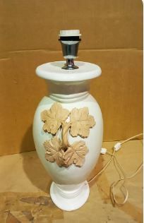 Lámpara cerámica con hojas de madera