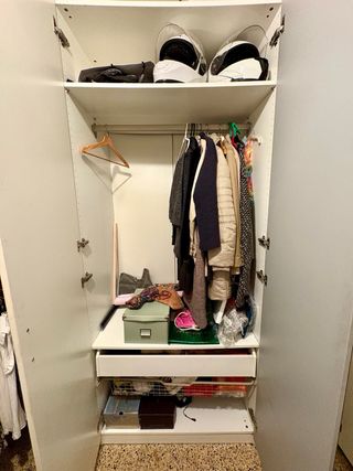 Armario blanco con espejo