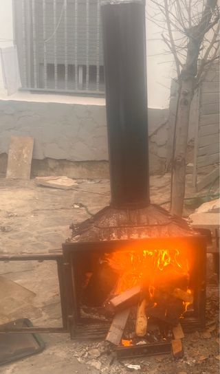 Chimenea de leña metálica negra con tubos incluido
