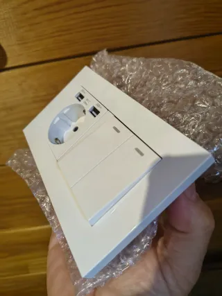 Enchufe Doble con 2 USB y 3 Interruptores