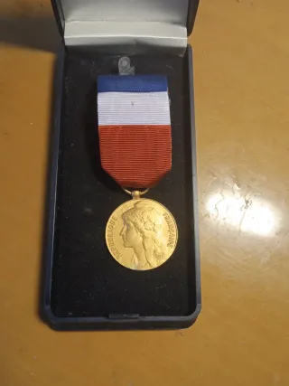 Medalla Francesa con Caja