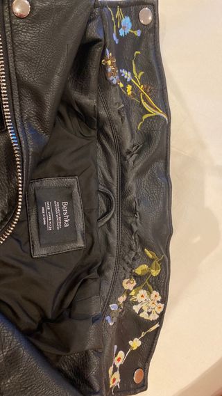 Cazadora de polipiel con flores bordadas. Talla S