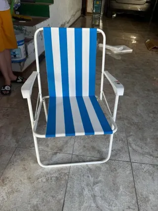 Silla de playa plegable azul y blanca
