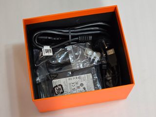 Mini PC AI MINISFORUM UM880 Plus 1TB/32GB + Dock