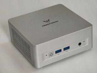 Mini PC AI MINISFORUM UM880 Plus 1TB/32GB + Dock