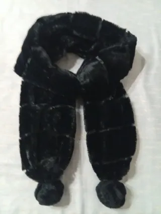 Sciarpa in pelliccia ecologica nera