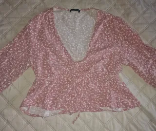 Blusa rosa con estampado floral