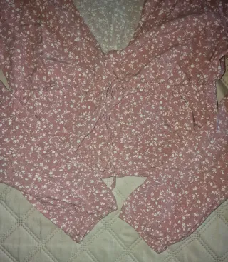 Blusa rosa con estampado floral