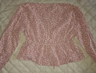 Blusa rosa con estampado floral