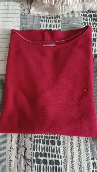 Suéter Tommy Hilfiger rojo. talla M.