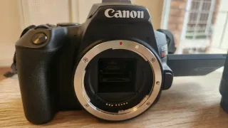 Fotocamera Canon EOS 250D (Rebel SL3) 720 scatti