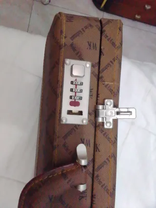 Maletín ejecutivo marrón con logo