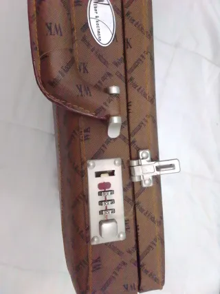 Maletín ejecutivo marrón con logo