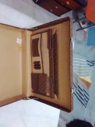 Maletín ejecutivo marrón con logo