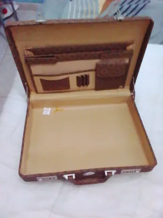 Maletín ejecutivo marrón con logo