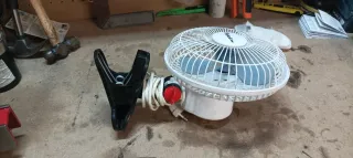 Ventilador pequeño blanco con pinza