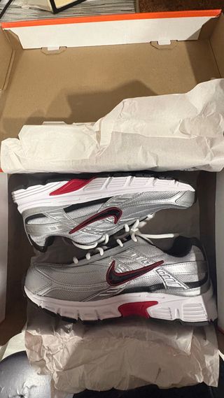 Zapatillas Nike Initiator Plata y Rojo