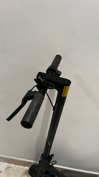 Patinete eléctrico con su cargador