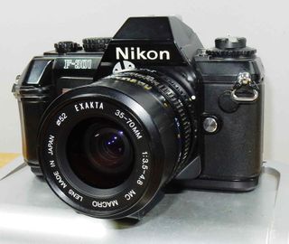 1724-Camara NIKON F-301 - con Exakta 35/70 mm