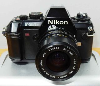 1724-Camara NIKON F-301 - con Exakta 35/70 mm