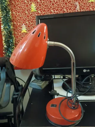 Lámpara de escritorio roja y plateada