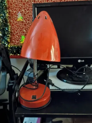 Lámpara de escritorio roja y plateada