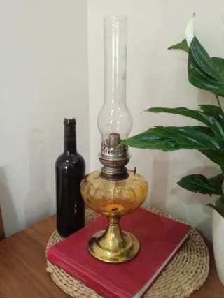 Antiguo quinqué o lámpara de aceite