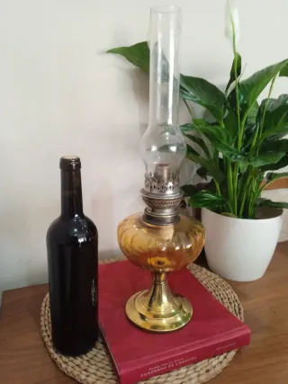 Antiguo quinqué o lámpara de aceite