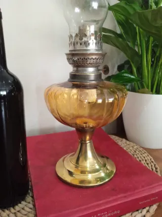 Antiguo quinqué o lámpara de aceite