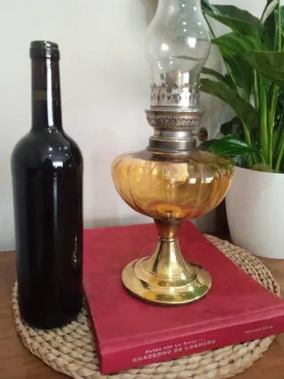 Antiguo quinqué o lámpara de aceite