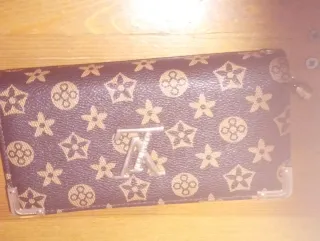 Monedero marrón con detalles dorados