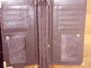 Monedero marrón con detalles dorados