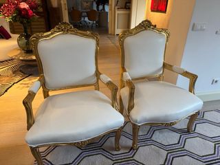 Coppia di poltrone in stile Luigi XIV in pelle bianca e oro